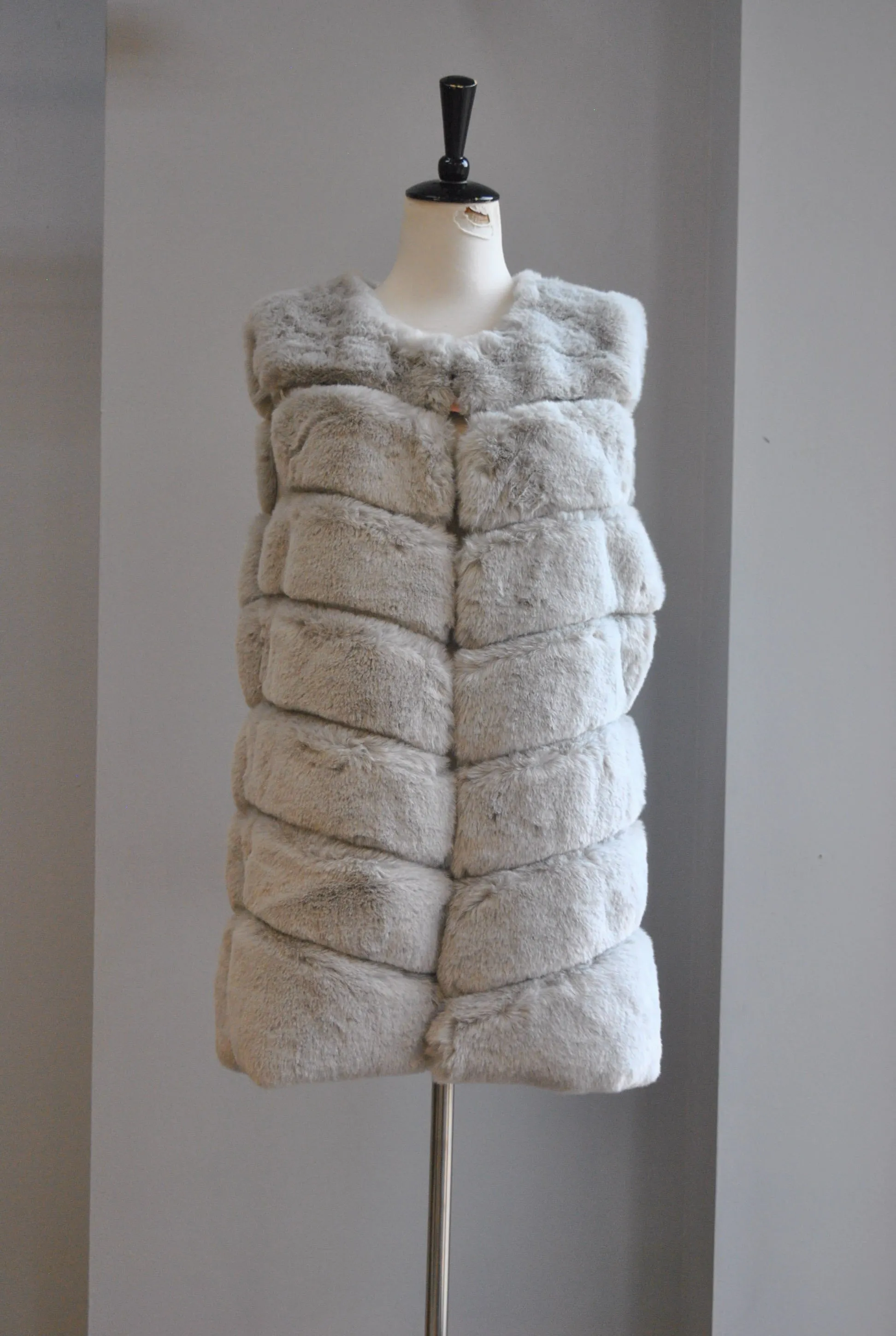 LIGHT GREY FAUX FUR VEST