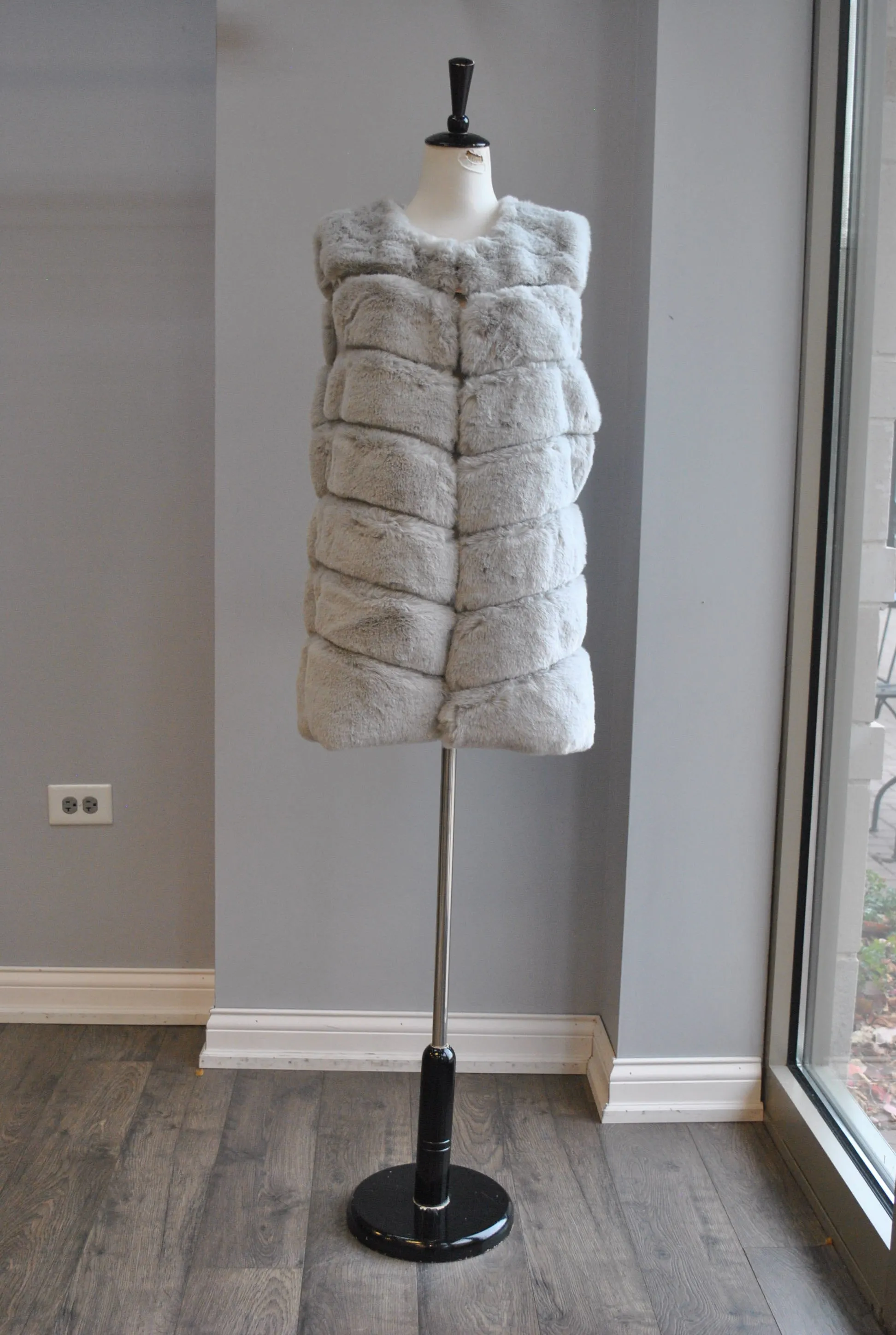 LIGHT GREY FAUX FUR VEST