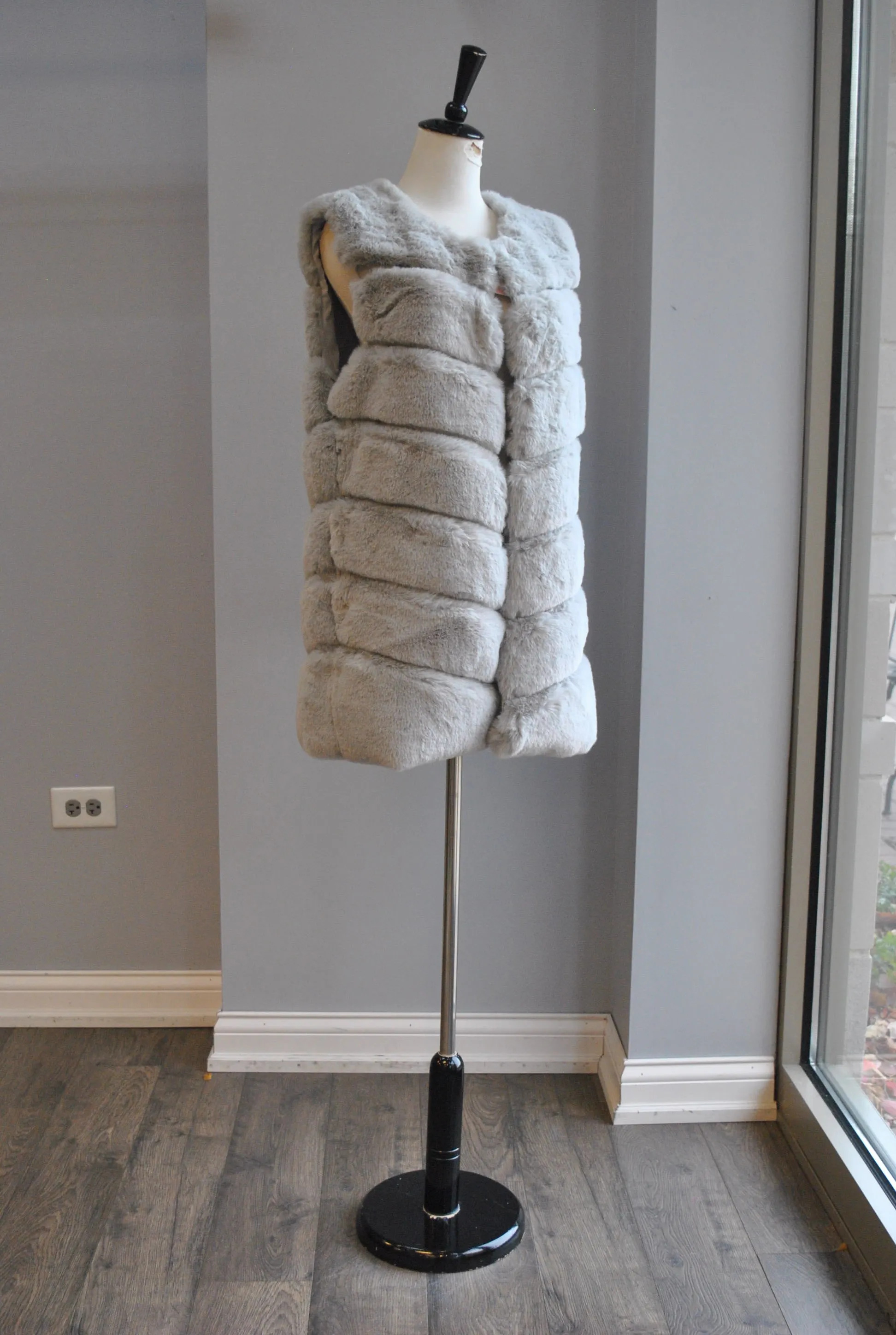 LIGHT GREY FAUX FUR VEST