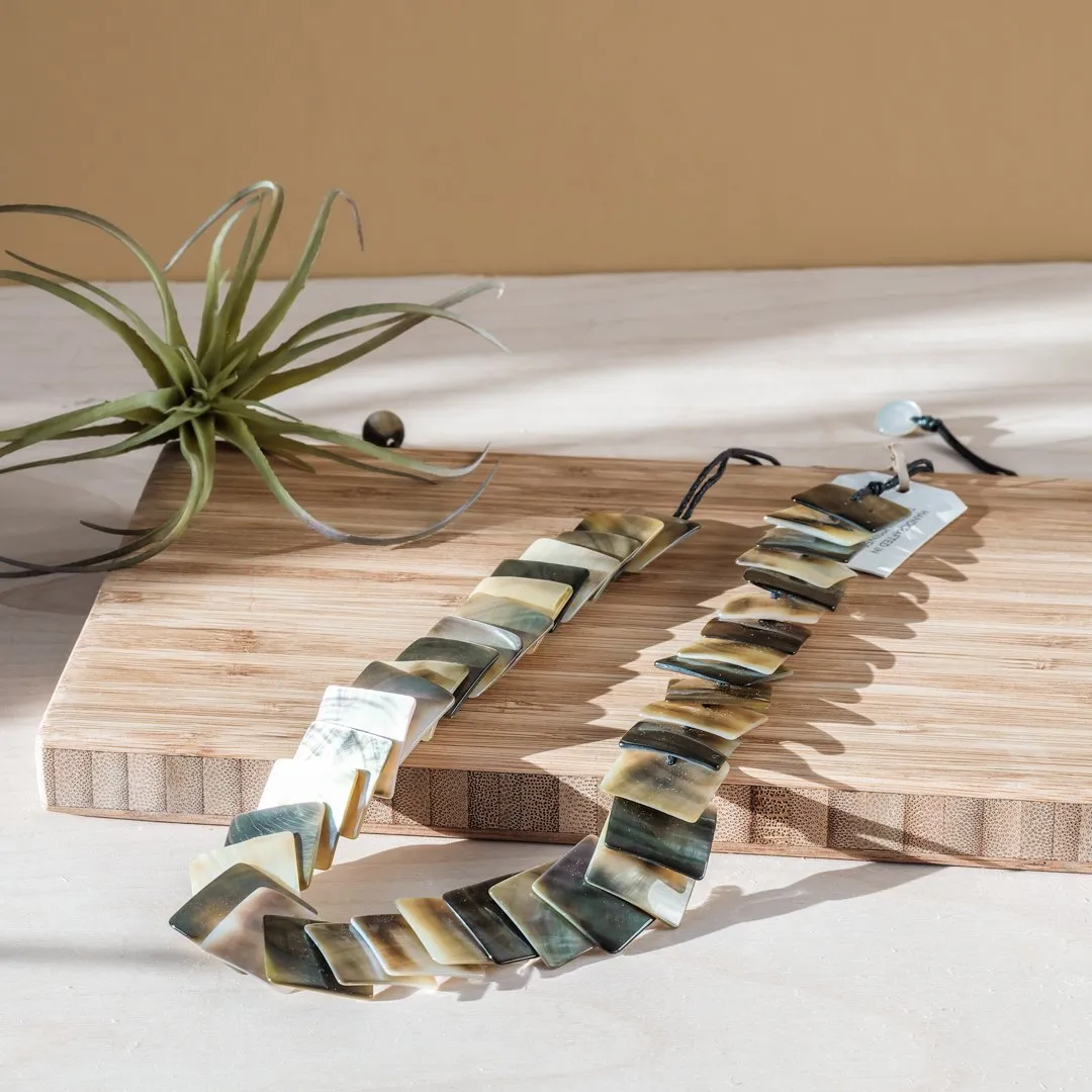 Mother of Pearl Shell Necklace - Playa Iridescent Grey