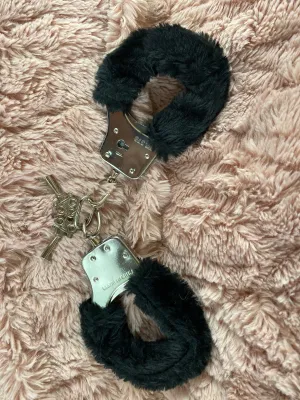 NAUGHTY GIRL FURRY HAND CUFFS