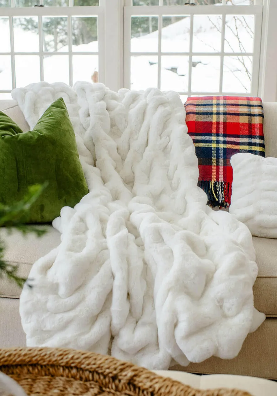 SNOW MINK THROW 60X60